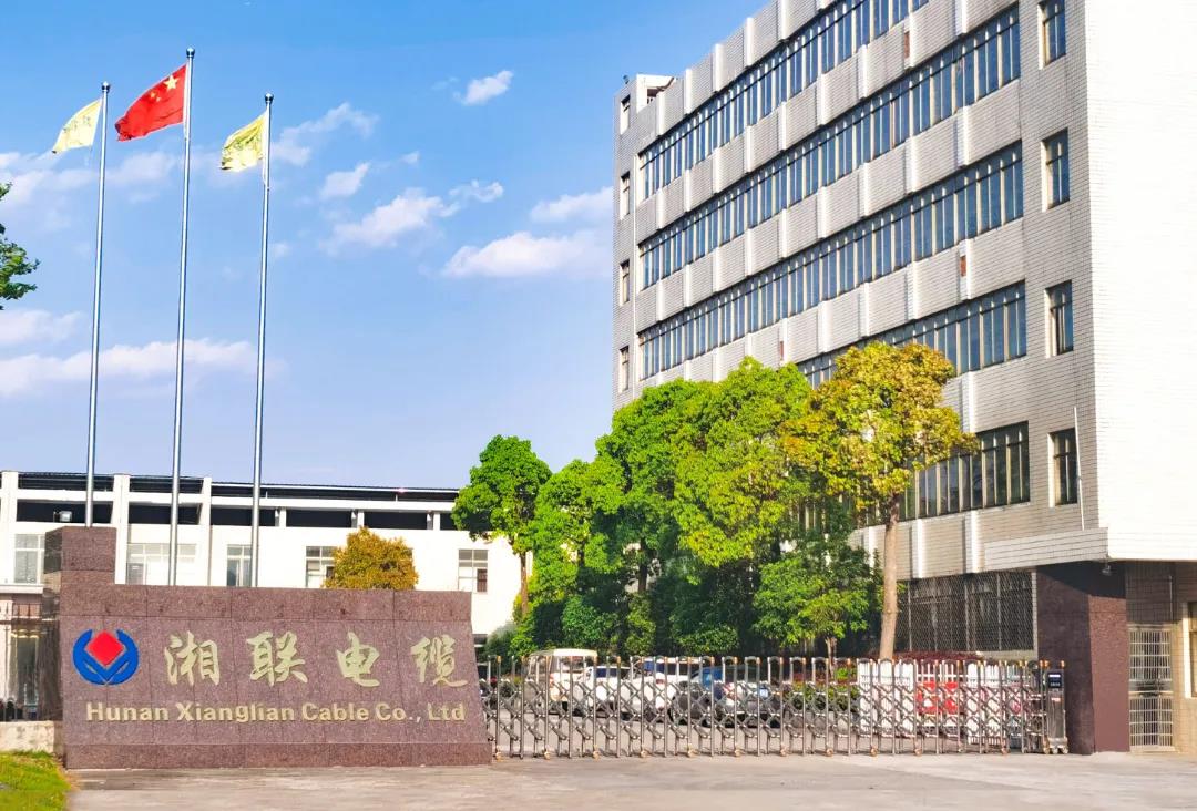 今日小雪，用一組湘聯(lián)小伙伴拍攝的美照來迎接廠區(qū)的冬天！